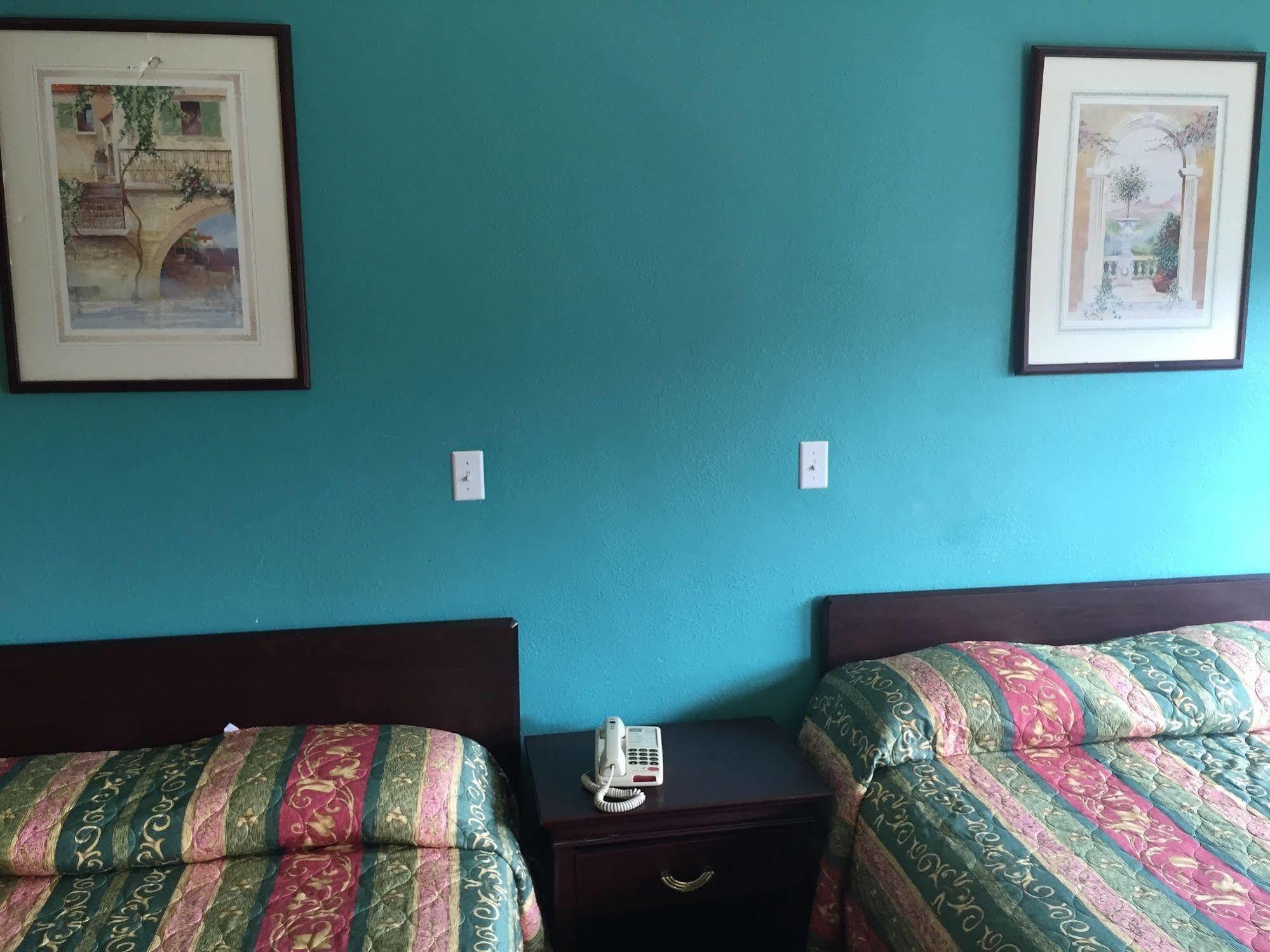 Motel Hollywood Guest
